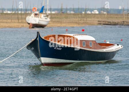 Traditionelle Pinasse Boot ist in der Bucht von Arcachon, Gironde, Frankreich, Europa vertäut. Es ist ein typisches Holzboot, das in dieser Gegend sehr verbreitet ist Stockfoto