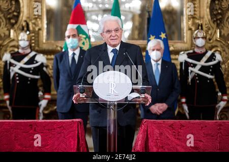 Rom, Italien. Januar 2021. (210129) -- ROM, 29. Januar 2021 (Xinhua) -- der italienische Präsident Sergio Mattarella (C) spricht am 29. Januar 2021 im Quirinale-Palast in Rom, Italien, zu den Medien. Der italienische Präsident Sergio Mattarella hat dem Parlamentspräsidenten Roberto Fico ein Sondierungsmandat erteilt, um zu überprüfen, ob die gleiche Regierungsmehrheit, die vor dem Rücktritt von Ministerpräsident Giuseppe Conte am 26. Januar bestand, noch praktikabel ist. (Pool via Xinhua) Quelle: Xinhua/Alamy Live News Stockfoto