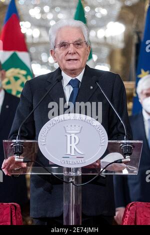 Rom, Italien. Januar 2021. (210129) -- ROM, 29. Januar 2021 (Xinhua) -- der italienische Präsident Sergio Mattarella spricht am 29. Januar 2021 im Quirinale-Palast in Rom, Italien, zu den Medien. Der italienische Präsident Sergio Mattarella hat dem Parlamentspräsidenten Roberto Fico ein Sondierungsmandat erteilt, um zu überprüfen, ob die gleiche Regierungsmehrheit, die vor dem Rücktritt von Ministerpräsident Giuseppe Conte am 26. Januar bestand, noch praktikabel ist. (Pool via Xinhua) Quelle: Xinhua/Alamy Live News Stockfoto