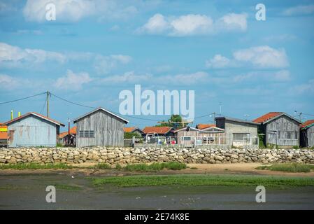 Das malerische Dorf Gujan-Mestras, in der Nähe von Arcachon, Gironde, Frankreich, ist weltweit bekannt für seine feinen Austern und besteht aus Holzhütten Stockfoto