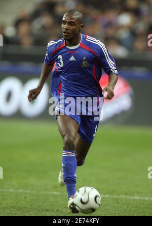 Der Franzose Eric Abidal in Aktion während des internationalen Freundschaftsspiel, Frankreich gegen Österreich im Stade de France, in Saint-Denis, bei Paris am 28. März 2007. Frankreich gewann 1:0. Foto von Mehdi Taamallah/Cameleon/ABACAPRESS.COM Stockfoto