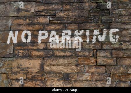 Handgezogenes Schild ohne Parkplatzschild in weißer Farbe Stockfoto