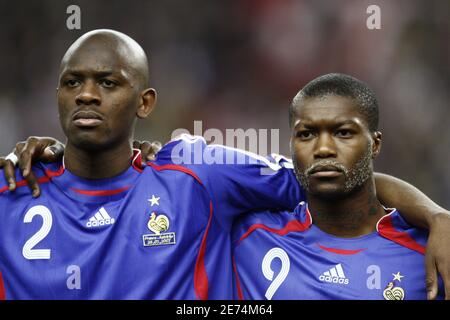 Die Franzosen Abu Diaby und Djibril Cisse beim internationalen Freundschaftsspiel, Frankreich gegen Österreich beim Stade de France, in Saint-Denis, bei Paris, Frankreich am 28. März 2007. Frankreich gewann 1:0. Foto von Christian Liewig/ABACAPRESS.COM Stockfoto