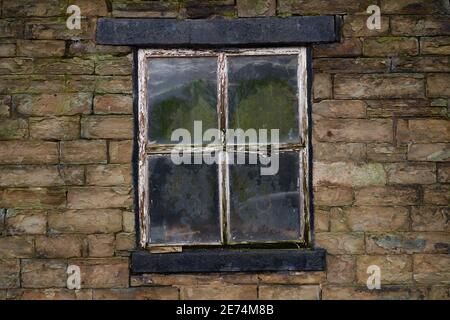 Alte Fensterrahmen auf einem alten Stein gebaut Bauernhof in England, Großbritannien genommen Stockfoto