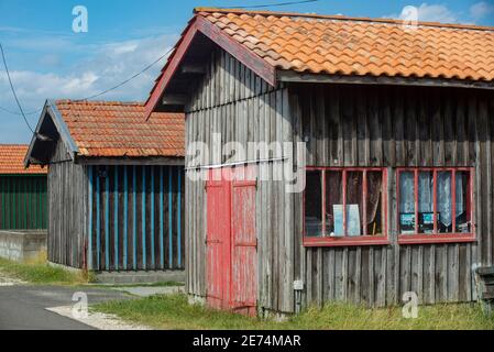 Hölzerne Fischerhütte im malerischen Dorf Gujan-Mestras, in der Nähe von Arcachon, Gironde, Frankreich, das weltweit für seine feinen Austern bekannt ist Stockfoto