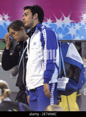 Die Französin Laure Manaudou küsst ihren Freund, den Italiener Luca Marin, zwischen ihren Eltern während der 12. FINA-Weltmeisterschaft am 31. März 2007 in der Rod Laver Arena in Melbourne, Australien. Foto von Nicolas Gouhier/Cameleon/ABACAPRESS.COM Stockfoto