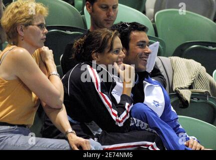 Die Französin Laure Manaudou küsst ihren Freund, den Italiener Luca Marin, zwischen ihren Eltern während der 12. FINA-Weltmeisterschaft am 31. März 2007 in der Rod Laver Arena in Melbourne, Australien. Foto von Nicolas Gouhier/Cameleon/ABACAPRESS.COM Stockfoto