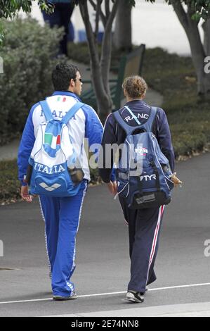 Die Französin Laure Manaudou küsst ihren Freund, den Italiener Luca Marin, zwischen ihren Eltern während der 12. FINA-Weltmeisterschaft am 31. März 2007 in der Rod Laver Arena in Melbourne, Australien. Foto von Nicolas Gouhier/Cameleon/ABACAPRESS.COM Stockfoto