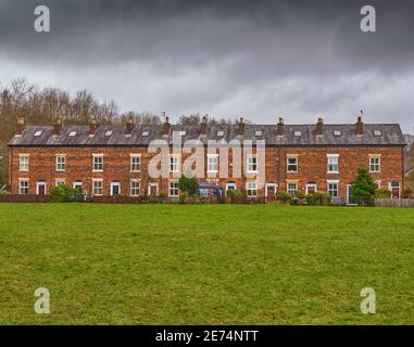 Eine Reihe von Terrassenhäusern in Summerseat Village Stockfoto