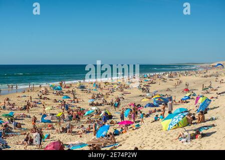 Überfüllter Strand in Biscarrosse Plage, Nouvelle Aquitaine, Frankreich. Biscarrosse ist ein wichtiges Urlaubsziel in den Landes, Südwestfrankreich Stockfoto