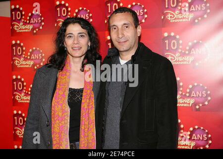 Der französische Schauspieler Zinedine Soualem nimmt mit seiner Frau am 30. März 2007 an der 10th Anniversary Party von Disney Channel im 'Le Tapis Rouge' in Paris, Frankreich, Teil. Foto von Benoit Pinguet/ABACAPRESS.COM Stockfoto