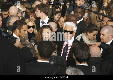 Der deutsche Modedesigner Karl Lagerfeld und die Tochter von Prinzessin Caroline von Monaco, Charlotte Casiraghi, im Bild nach der Modenschau von Chanels Haute Couture Spring-Summer 2007, die am 23. Januar 2007 im 'Le Grand Palais' in Paris stattfand. - Charlotte Casiraghi wurde gerade zur neuen Botschafterin und Sprecherin von Chanel ernannt. Es wird das Bild der Kollektion Frühjahr/Sommer 2021 sein, die von Virginie Viard entworfen wurde und von Inez van Lamsweerde und Vinoodh Matadin in Monaco fotografiert wurde. Foto von Khayat-Nebinger-Orban-Taamallah/ABACAPRESS.COM Stockfoto