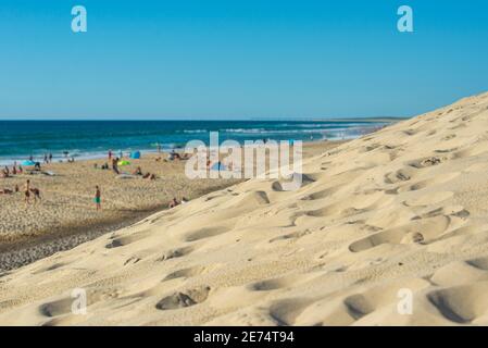 Überfüllter Strand in Biscarrosse Plage, Nouvelle Aquitaine, Frankreich. Biscarrosse ist ein wichtiges Urlaubsziel in den Landes, Südwestfrankreich Stockfoto