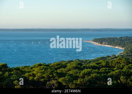 Boote, die in der Nähe der Küste bei Pyla sur Mer festgemacht sind, von der Spitze der Dune du Pilat aus gesehen Stockfoto