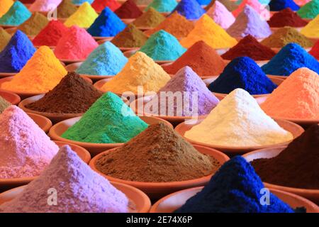 Auswahl verschiedener Gewürze. Mehrfarbige Pulverfarben Stockfoto