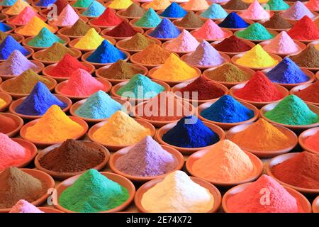 Auswahl verschiedener Gewürze. Mehrfarbige Pulverfarben Stockfoto