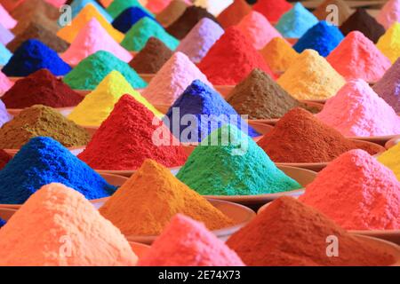 Auswahl verschiedener Gewürze. Mehrfarbige Pulverfarben Stockfoto