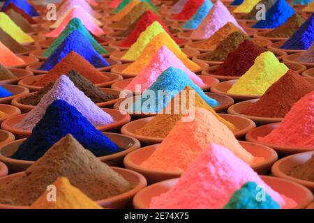 Auswahl verschiedener Gewürze. Mehrfarbige Pulverfarben Stockfoto