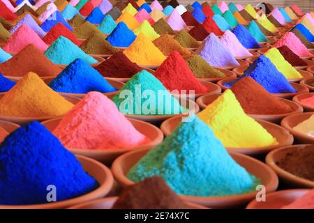 Auswahl verschiedener Gewürze. Mehrfarbige Pulverfarben Stockfoto