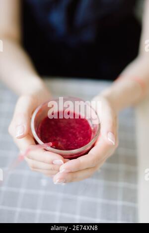 Junge Frau hält nützliche Smoothies rot aus frischen Beeren Und Fr. Stockfoto