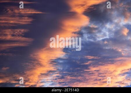 Nahaufnahme einer Schicht von bunten Sonnenuntergangswolken Stockfoto