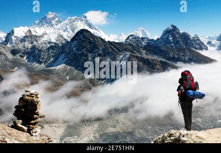 Blick auf den Everest vom Gokyo Ri mit Tourist auf dem Weg zum Everest-Basislager - Nepal Stockfoto