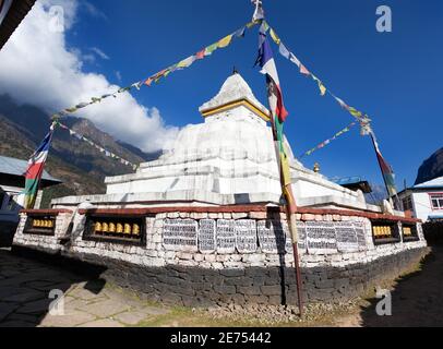 Stupa mit Gebetsfahnen auf dem Weg von Lukla nach Namche Bazar in chaurikharka in der Nähe von chheplung Dorf - nepal Stockfoto