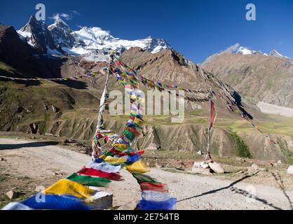 Ansicht der Nonne Kun Range mit buddhistischen Gebetsfahnen - Große himalaya-Berge - Zanskar Range - Ladakh - Jammu Und Kaschmir - Indien Stockfoto