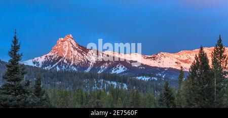 Panorama des ersten Lichtes auf ross Peak in der bridger Range im Winter in der Nähe von bozeman, montana Stockfoto