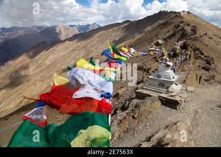 Ansicht der Nonne Kun Range mit buddhistischen Gebetsfahnen - Große himalaya-Berge - Zanskar Range - Ladakh - Jammu Und Kaschmir - Indien Stockfoto