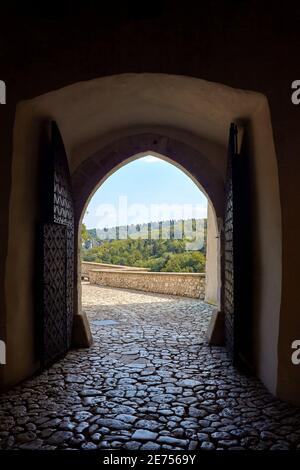 Pieskowa Skala, Polen - 16. August 2020. Eingangstor zum Schloss Pieskowa Skala. Stockfoto