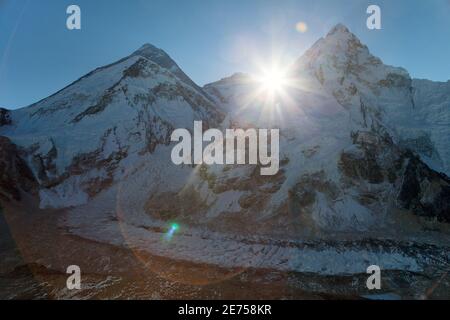 Morgensonne über Mount Everest, lhotse und Nuptse vom Pumo Ri Basislager - Weg zum Everest Basislager - Nepal Stockfoto