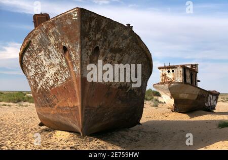 Boote in der Wüste um Moynaq, Muynak oder Moynoq - Aral See oder Aral See - Usbekistan - asien Stockfoto