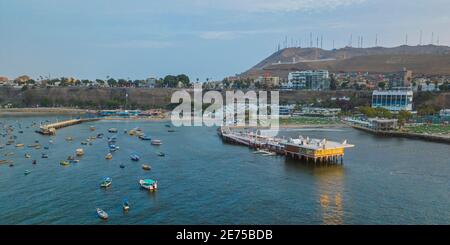 Luftaufnahme Sunset Beach Club im Stadtteil Chorillos in Lima. Club Regatas. Stockfoto