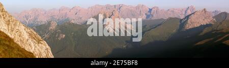 Morgenblick von den Karnischen Alpen oder Alpi Carniche nach Sextender Dolomiten oder Sextner Dolomiten Stockfoto