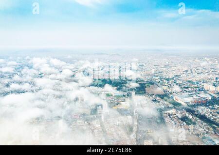 Luftaufnahme von Lima zwischen den Wolken, Blick über die Gipfel der Wolken und Enthüllung der Stadt. Stockfoto