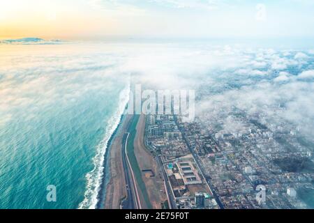 Luftaufnahme von Lima zwischen den Wolken, Blick über die Gipfel der Wolken und Enthüllung der Stadt. Stockfoto