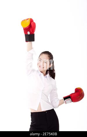 Business Frau mit Boxhandschuhen hochwertige Foto Stockfoto