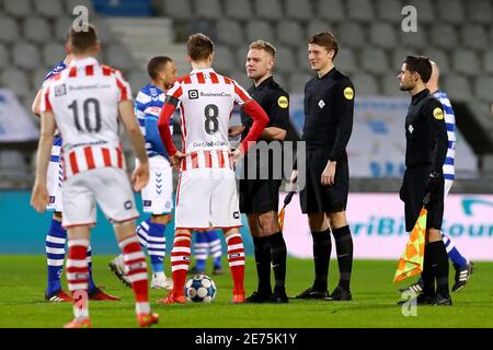 DOETINCHEM, NIEDERLANDE - JANUAR 29: L-R: Rick Stuy van den Herik von TOP Oss, Schiedsrichter Alex Bos, Assistenzreferent Martijn Beijer, Assistenzreferent R Stockfoto