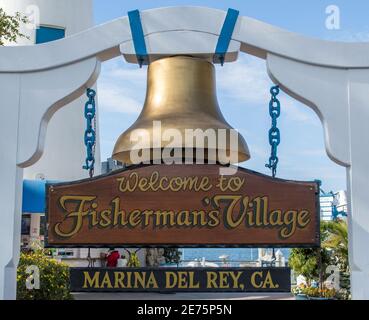 Ikonisches Holzschild mit Schiffsglocke am Eingang zum Fischerdorf in Marina Del Rey, Kalifornien, USA Stockfoto