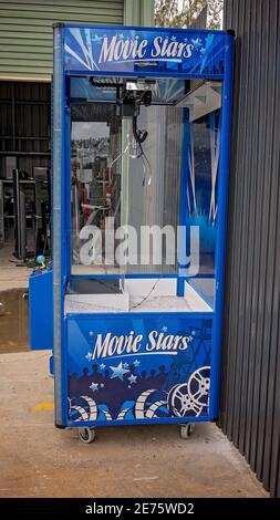 Mackay, Queensland, Australien - Januar 2021: Ein Münzautomat, der Spielzeug und Schokolade zum Verkauf im örtlichen Tip-Shop packt Stockfoto