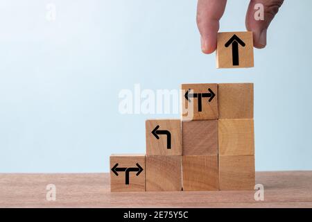 Business Concept Growth Success Process, Close Up Geschäftsmann Hand Arrangieren Holzwürfel mit Pfeil Stapeln als Treppe. Stockfoto