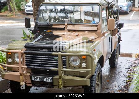 Classic Land Rover Defender 110 in Tarnfarben geparkt In Sydney, NSW, Australien Stockfoto