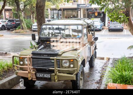 Classic Land Rover Defender 110 in Tarnfarben geparkt In Sydney, NSW, Australien Stockfoto