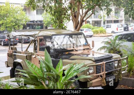 Classic Land Rover Defender 110 in Tarnfarben geparkt In Sydney, NSW, Australien Stockfoto