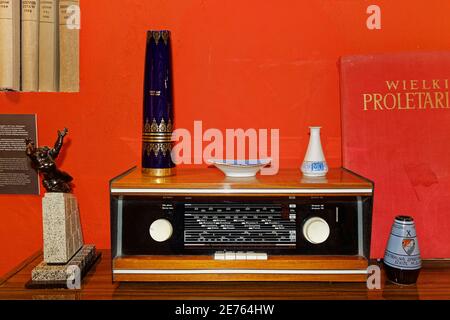 Warschau, Polen - 14. Januar 2021. Altmodischer Radioempfänger aus der Zeit des Kommunismus, ausgestellt im Museum des Lebens unter dem Kommunismus in Warschau. Stockfoto