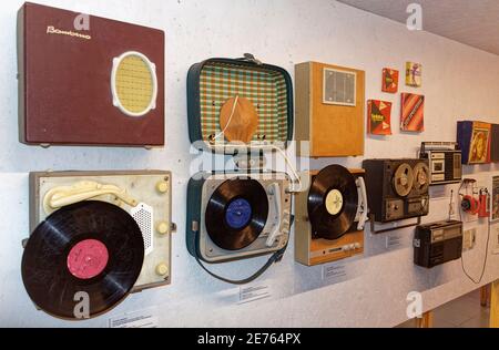 Warschau, Polen - 14. Januar 2021. Sammlung altmodischer Drehteller aus der Zeit des Kommunismus, ausgestellt im Museum des Lebens unter dem Kommunismus in Warschau. Stockfoto