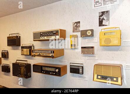 Warschau, Polen - 14. Januar 2021. Sammlung von altmodischen Radioempfängern aus der Zeit des Kommunismus, ausgestellt im Museum des Lebens unter dem Kommunismus in Warsa Stockfoto