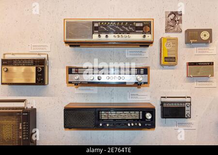 Warschau, Polen - 14. Januar 2021. Sammlung von altmodischen Radioempfängern aus der Zeit des Kommunismus, ausgestellt im Museum des Lebens unter dem Kommunismus in Warsa Stockfoto