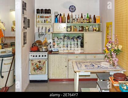 Warschau, Polen - 14. Januar 2021. Küche aus der Zeit des Kommunismus im Museum des Lebens unter dem Kommunismus in Warschau ausgestellt. Stockfoto